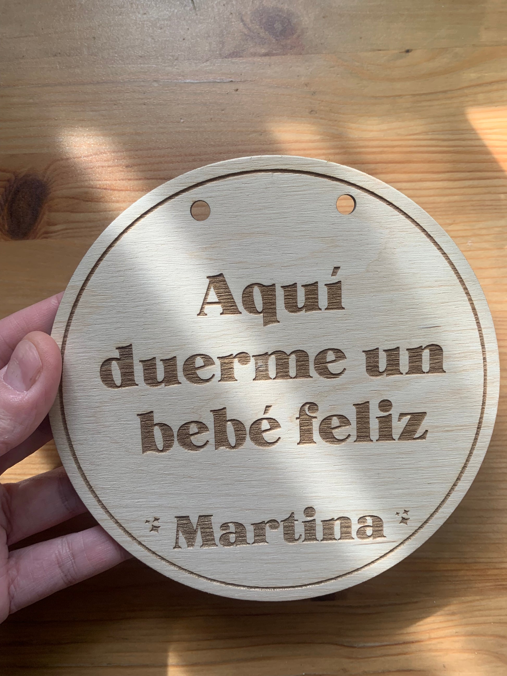 Detalle de letras grabadas en cartel madera bebé durmiendo