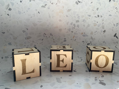 Bloques de iniciales infantiles artesanales