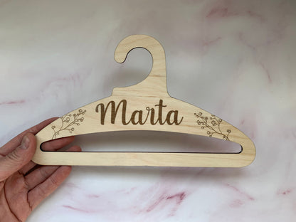 Percha de madera tamaño infantil personalizada con el nombre grabado en el centro, vista frontal.