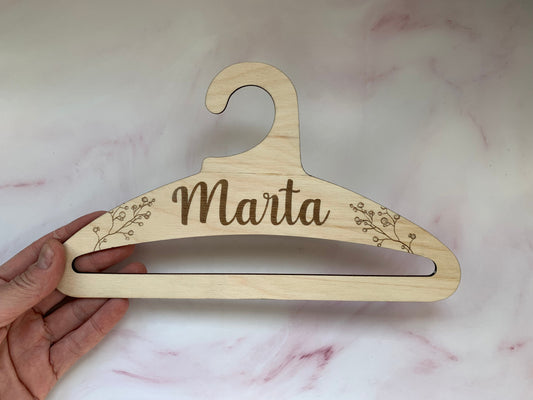 Percha de madera tamaño infantil personalizada con el nombre grabado en el centro, vista frontal.
