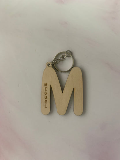 llavero inicial de madera
