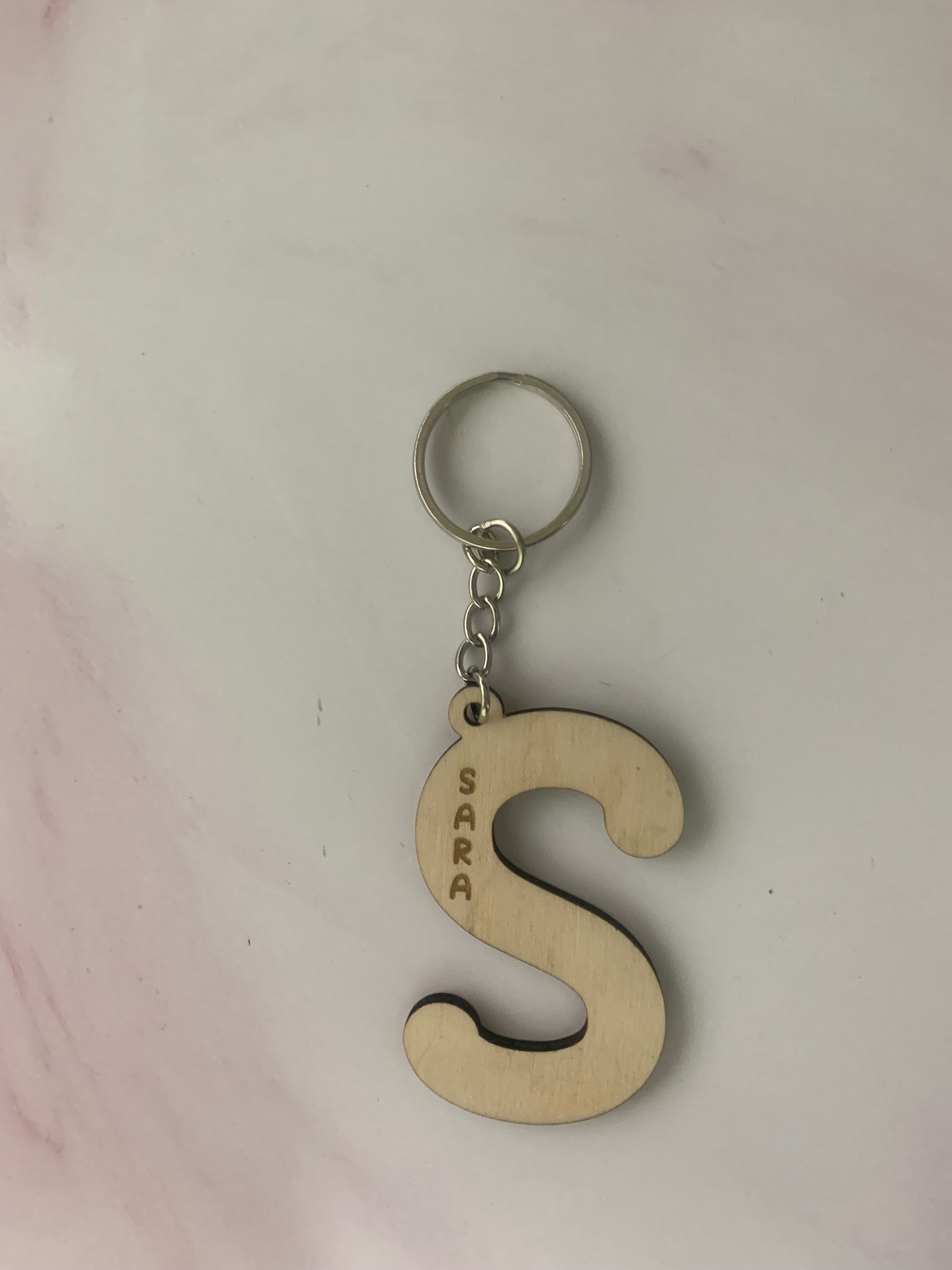 llavero inicial de madera