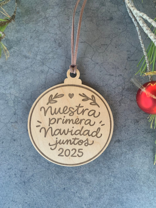 Adorno Navideño Personalizado “Nuestra Primera Navidad Juntos”