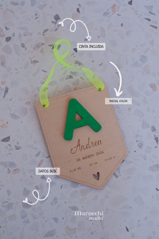 Banderín de madera con inicial personalizada - Decoración infantil artesanal 11x15cm