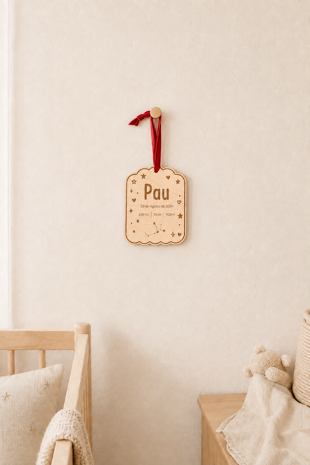 Placa natal de madera de 15 por 20 centímetros colgada en una habitación infantil neutra