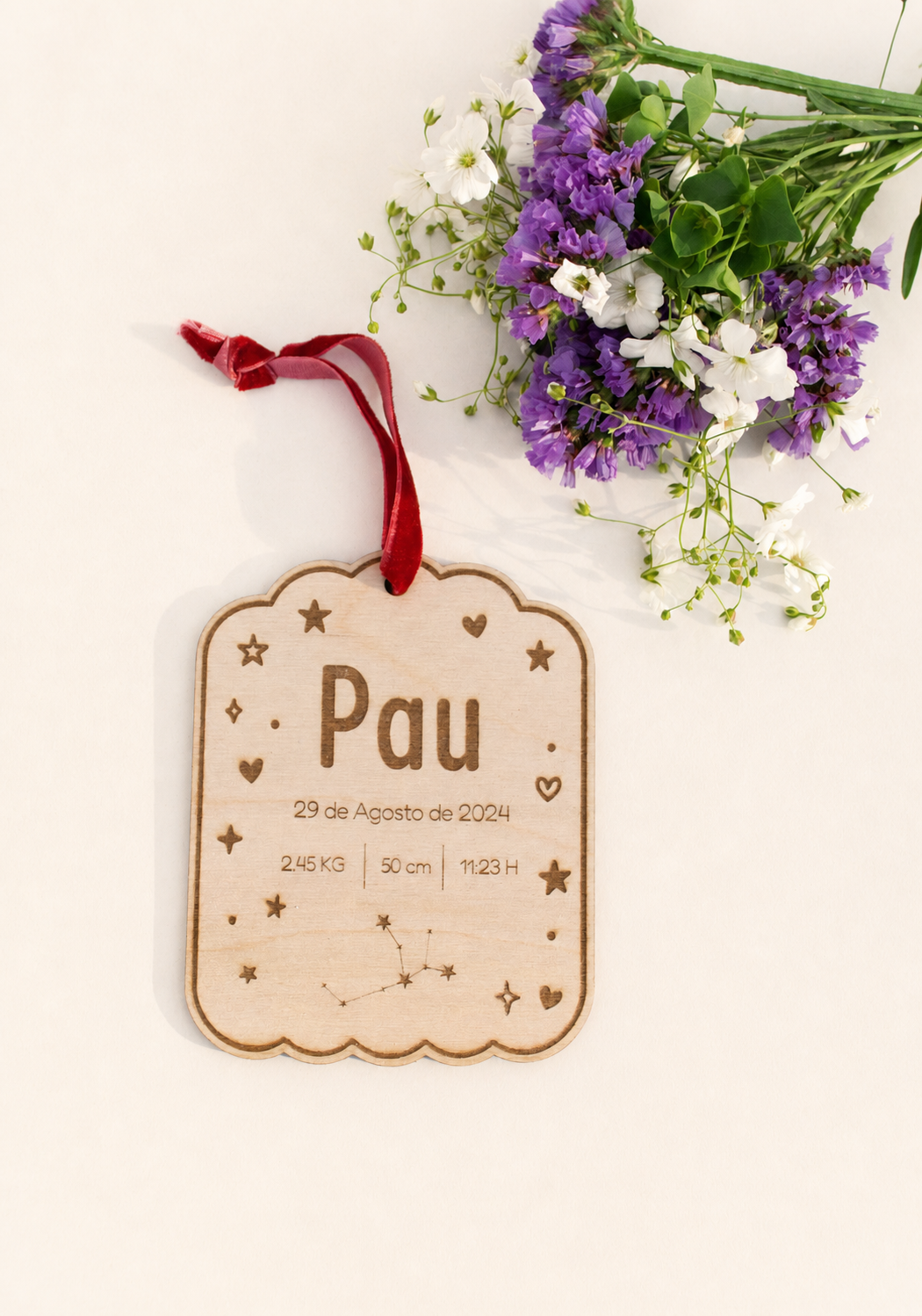 Placa de nacimiento personalizada en madera con cinta roja