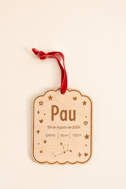 Detalle del grabado y la constelación zodiacal en la placa de madera