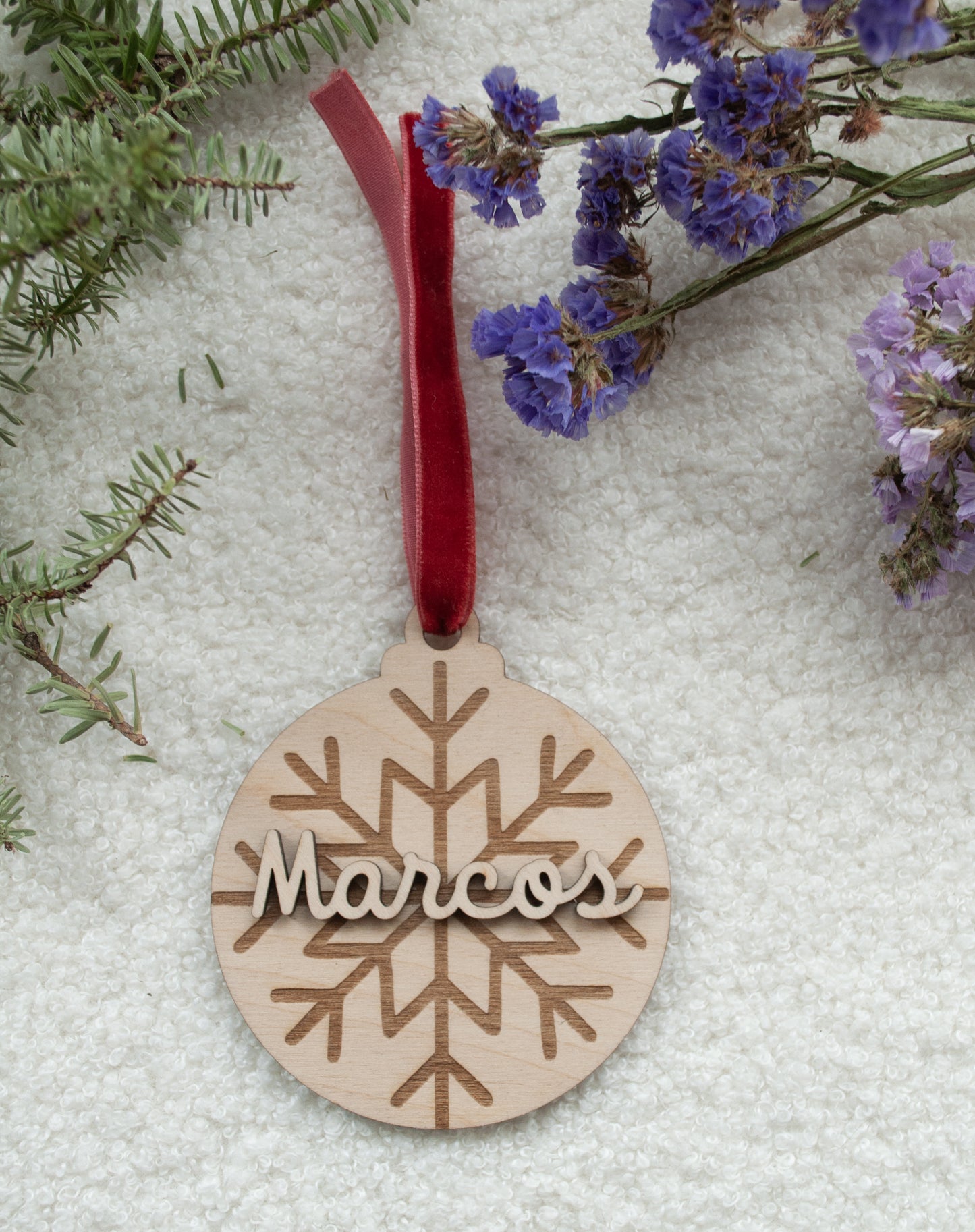 Bola de navidad con copo de nieve grabado en madera natural - Adorno artesanal 9cm diámetro
