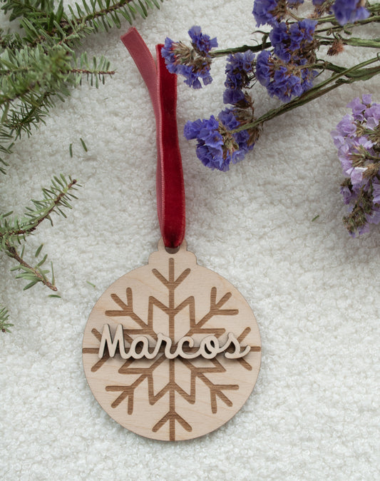 Bola de navidad con copo de nieve grabado en madera natural - Adorno artesanal 9cm diámetro
