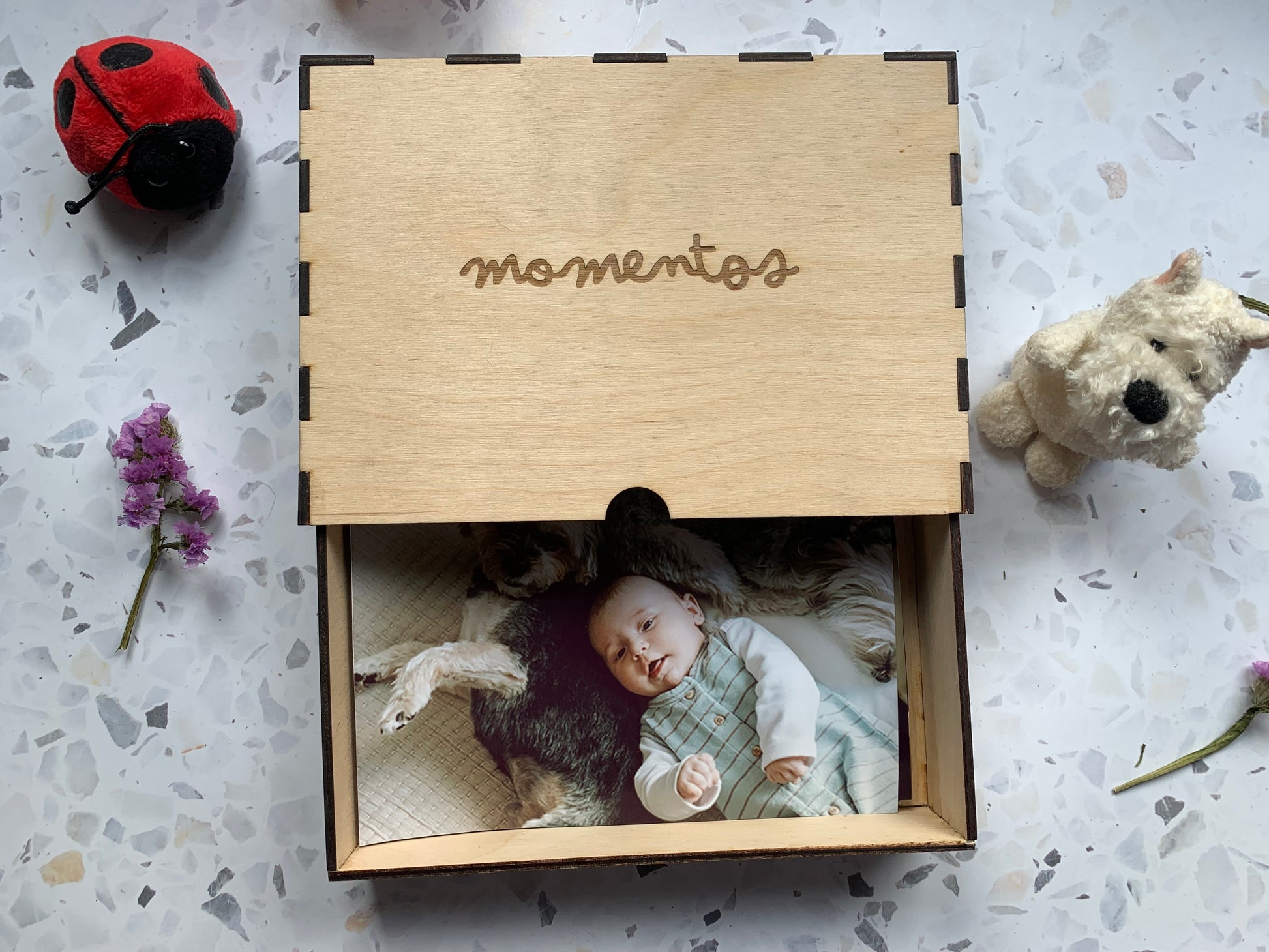 Cajón de madera para recuerdos personalizado con nombre y diseño grabado en tapa - Regalo bebé boda

