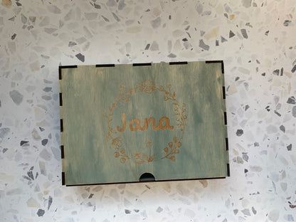 Cajón madera personalizado tapa cerrada con nombre grabado láser - Caja tesoros artesanal