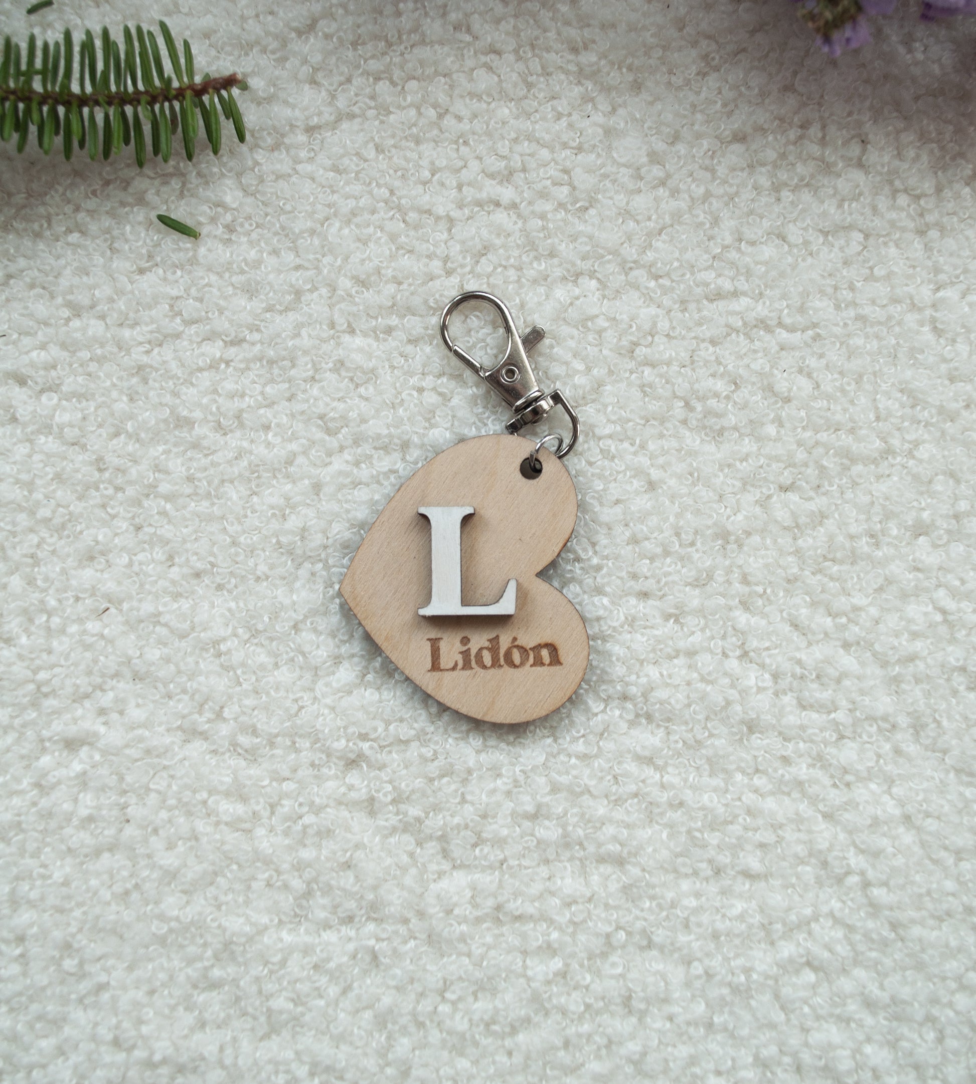 Colección de llaveros de madera personalizados con diferentes iniciales - Regalo artesanal original