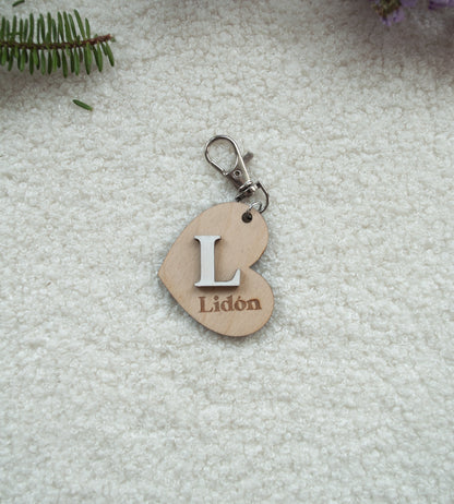 Colección de llaveros de madera personalizados con diferentes iniciales - Regalo artesanal original