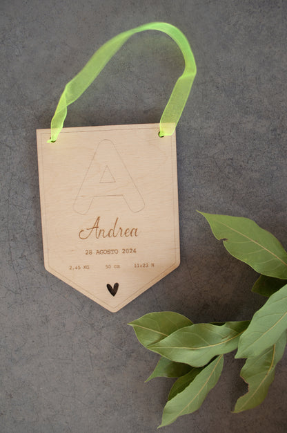 Detalle de banderín artesanal en madera con inicial grabada láser - 4 colores disponibles