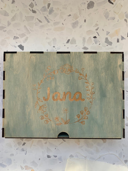 Detalle cajón madera para recuerdos con grabado personalizado - Regalo hecho a mano España