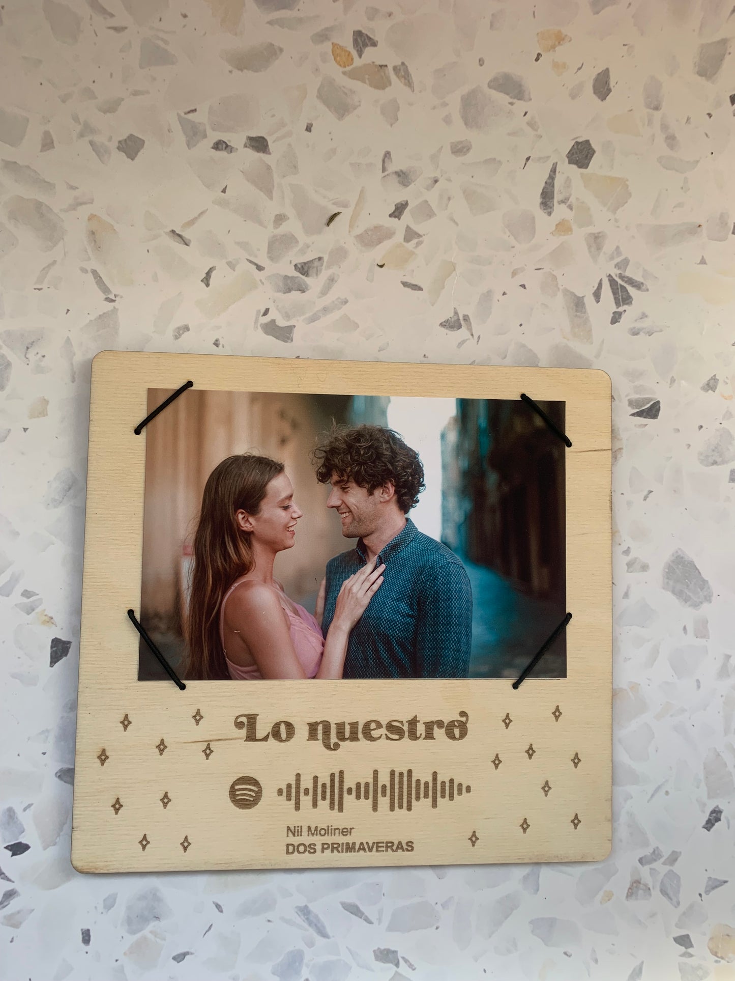 Detalle de marco de madera artesanal con canción Spotify grabada láser - Decoración única