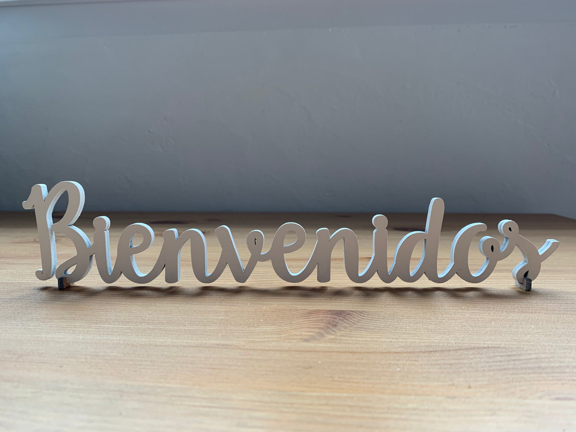 Letrero Bienvenidos de madera decorativo con patas