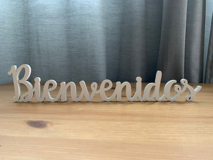 Letrero de madera “Bienvenidos” con acabado blanco brillo