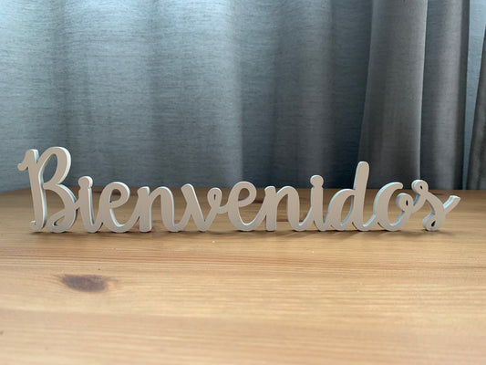 Letrero de madera “Bienvenidos” con acabado blanco brillo