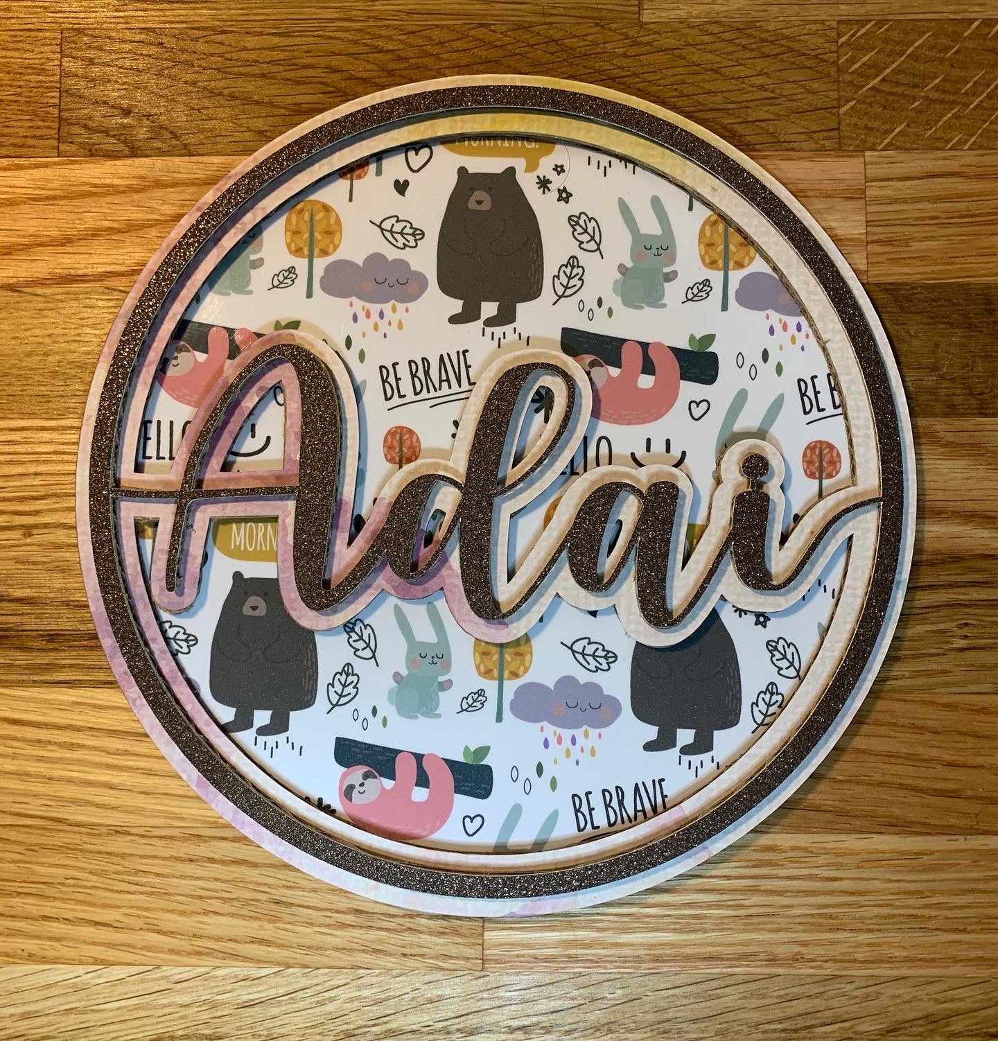 Letrero de puerta infantil personalizado en madera natural