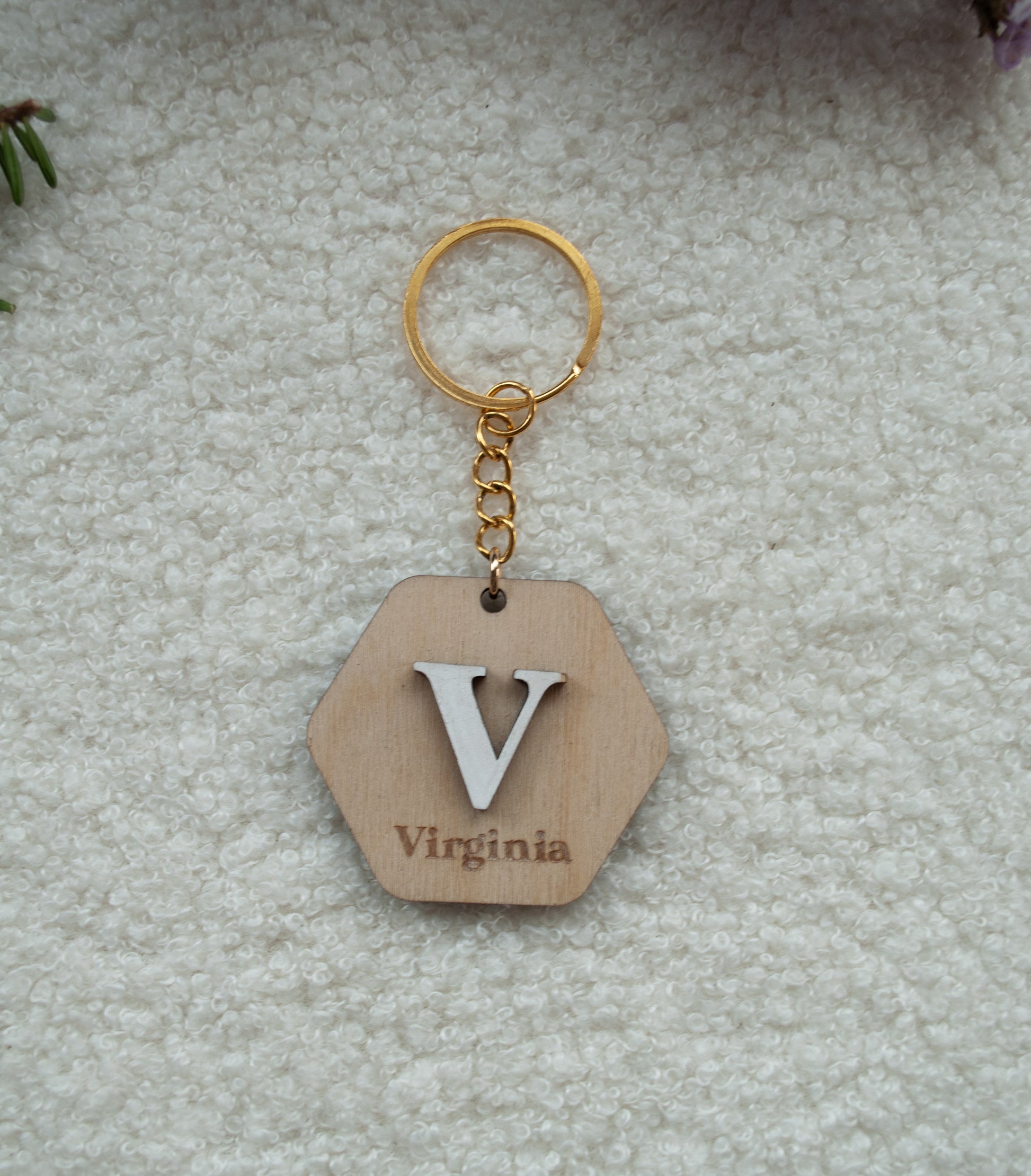 Llavero artesanal de abedul con inicial blanca personalizada - Acabado cera natural