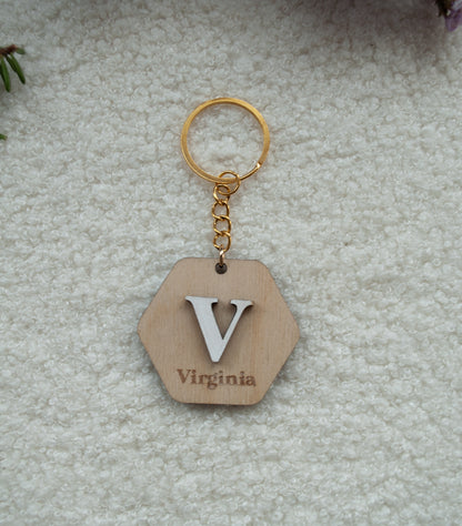 Llavero artesanal de abedul con inicial blanca personalizada - Acabado cera natural