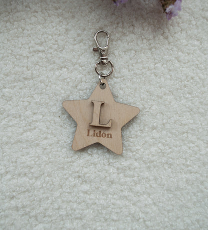 Llavero artesanal de abedul con inicial blanca personalizada - Acabado cera natural
