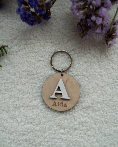 Llavero de madera de abedul personalizado con inicial grabada - Acabado natural con cera de abejas