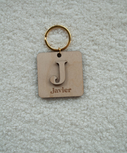 Llavero de madera personalizado con inicial y nombre grabado - Accesorio artesanal único