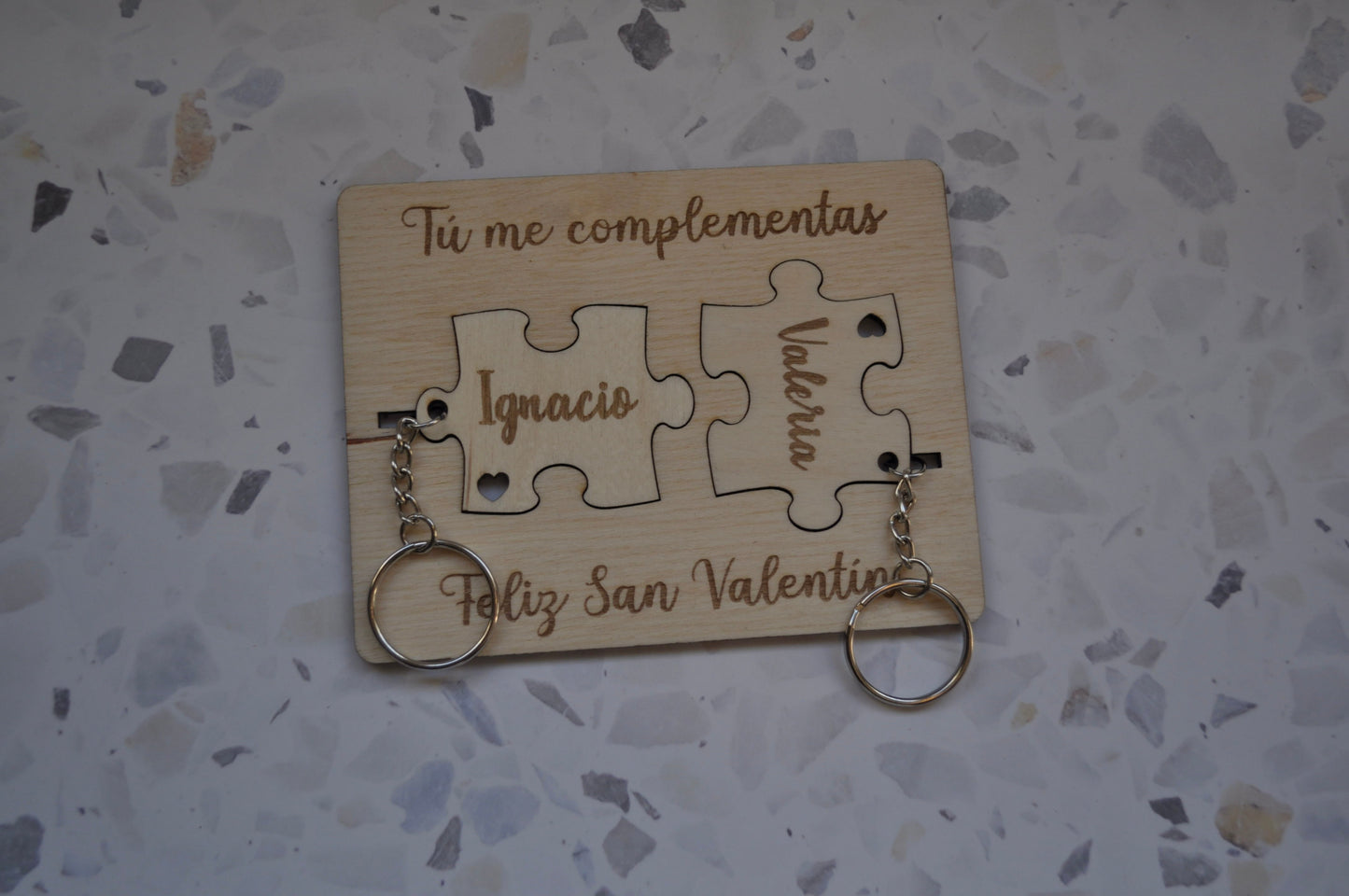 Llavero puzzle madera artesanal con nombres encajados - Regalo aniversario San Valentín