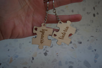  Llavero puzzle de madera con nombre en uso colgado con llaves - Regalo artesanal parejas