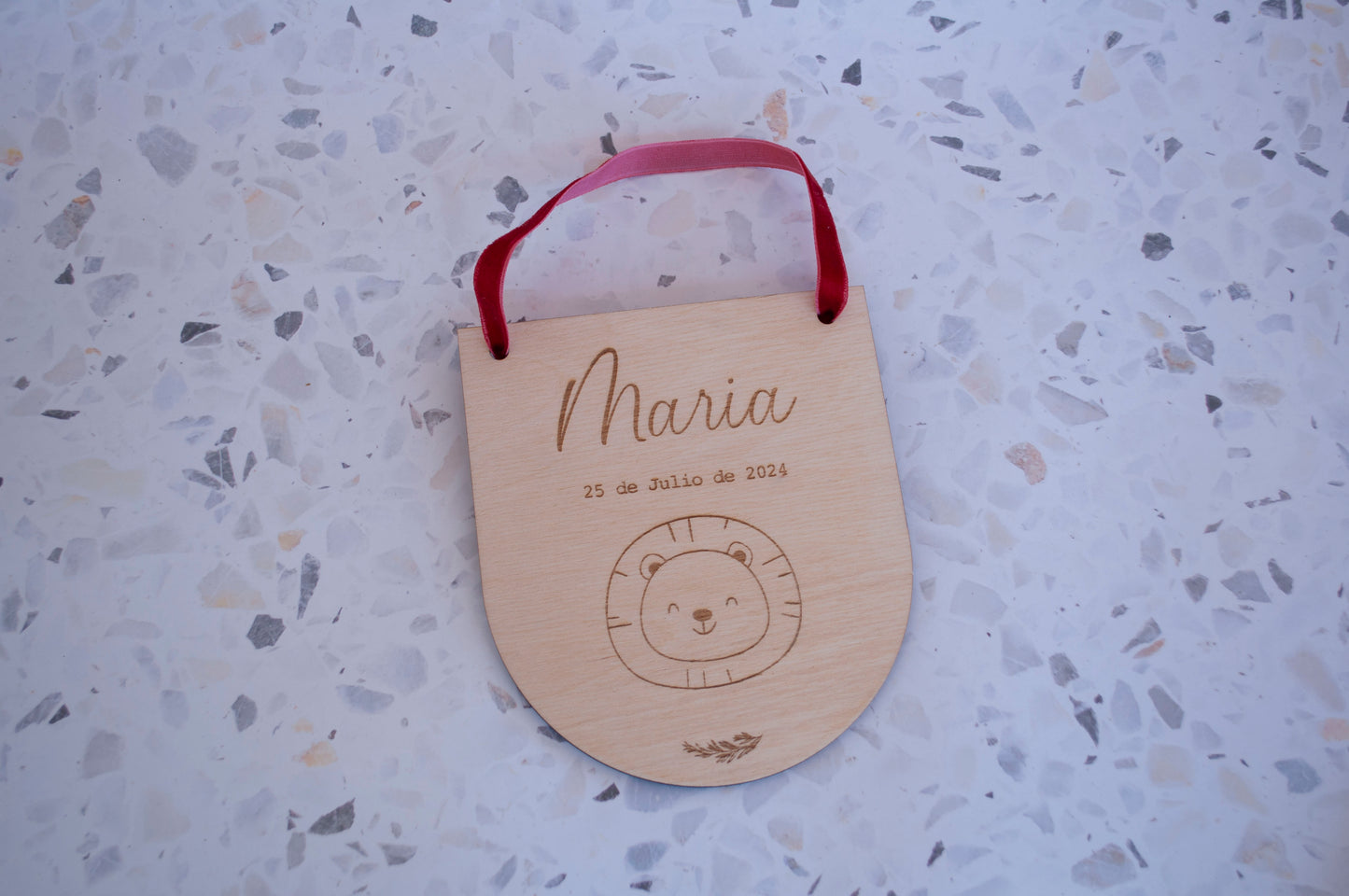 Placa de madera personalizada con nombre del bebé grabado láser - Regalo artesanal para habitación infantill

