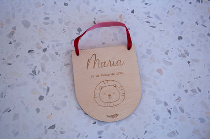 Placa de madera personalizada con nombre del bebé grabado láser - Regalo artesanal para habitación infantill

