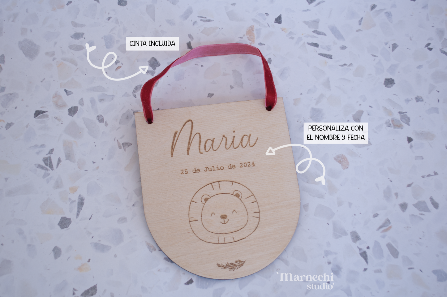 Placa de madera personalizada con nombre del bebé grabado láser - Regalo artesanal para habitación infantil.