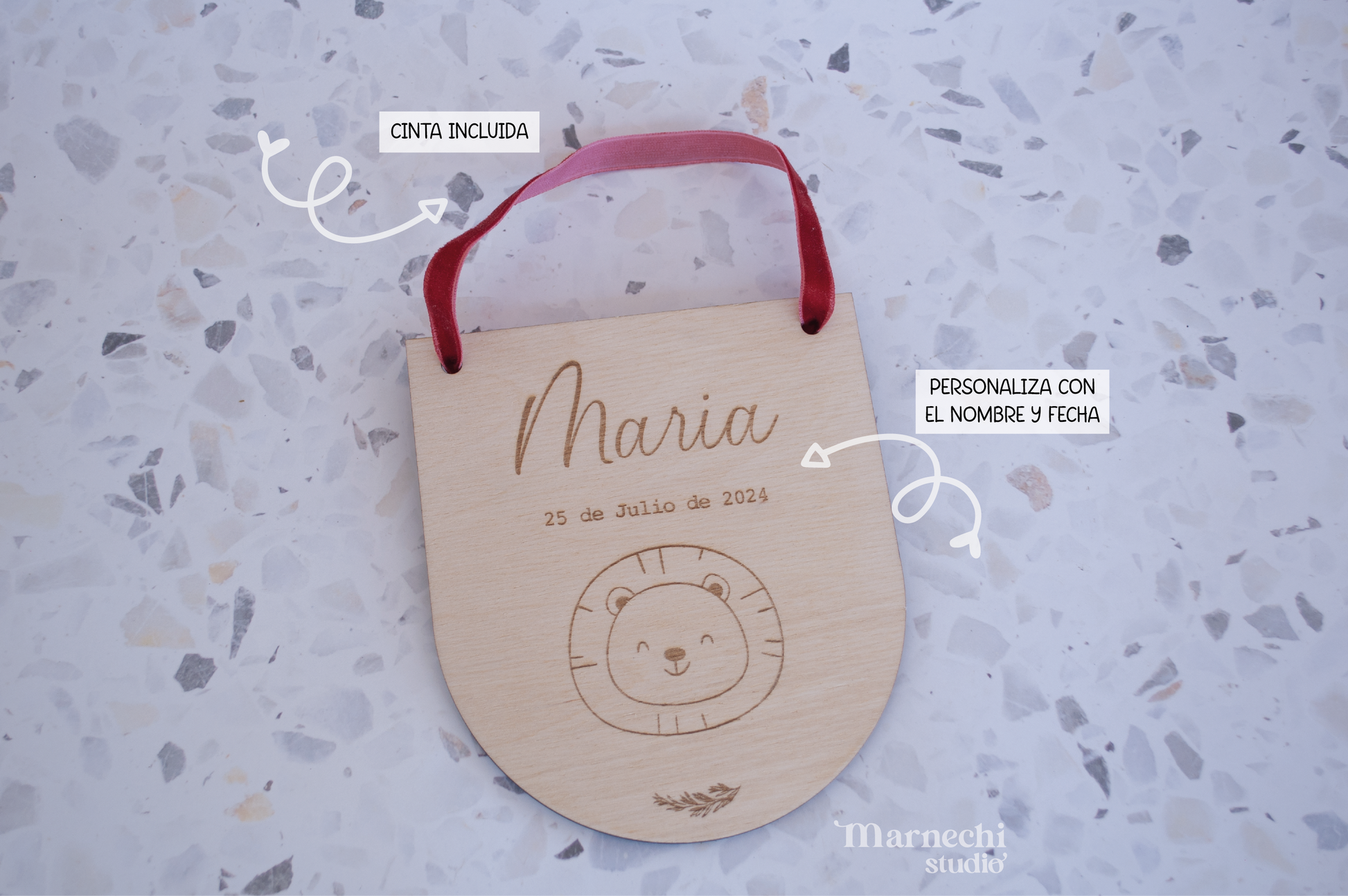 Placa de madera personalizada con nombre del bebé grabado láser - Regalo artesanal para habitación infantil.