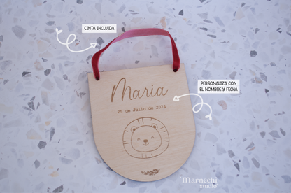 Placa de madera personalizada con nombre del bebé grabado láser - Regalo artesanal para habitación infantil.