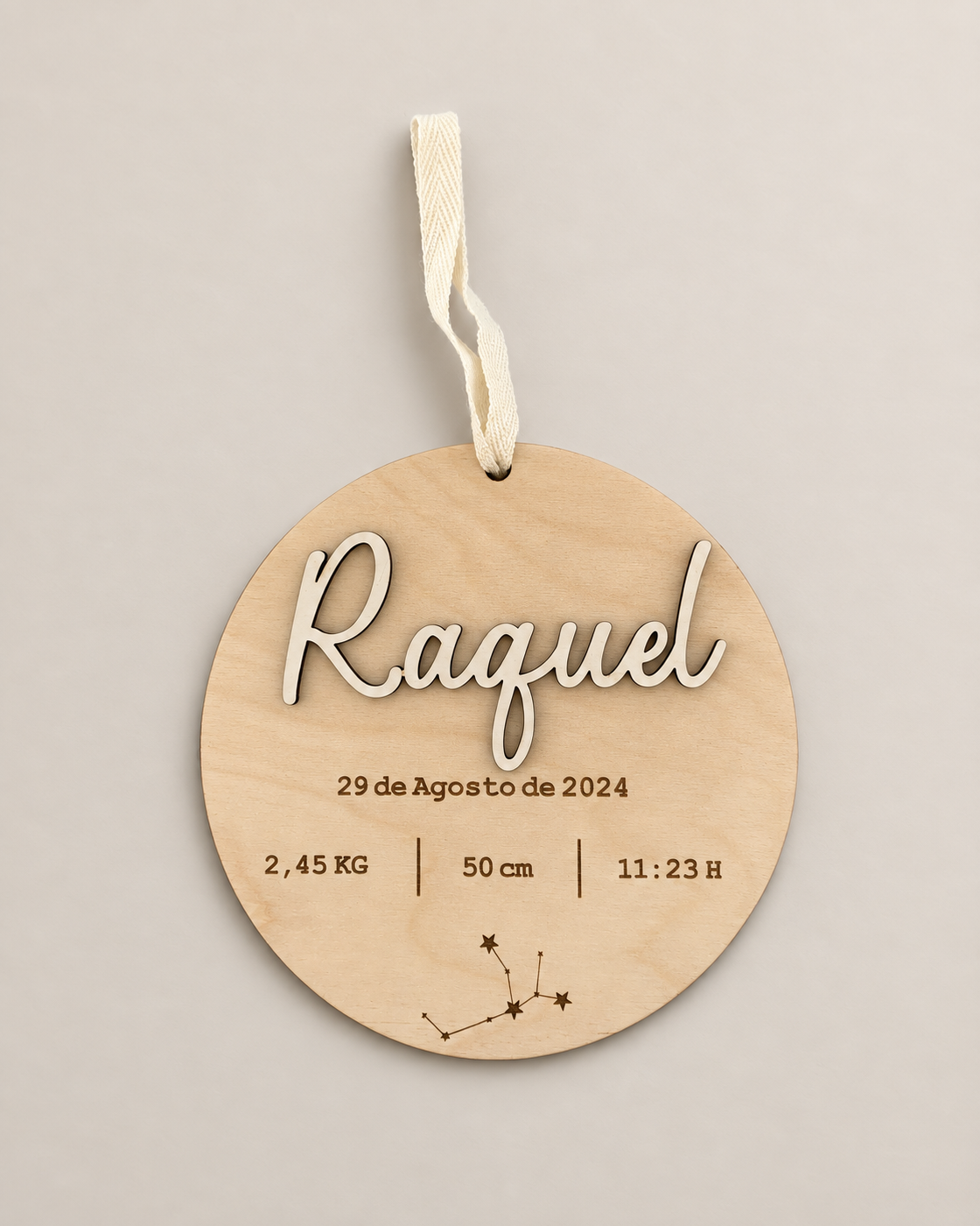 Placa de nacimiento personalizada con zodiaco en abedul natural
