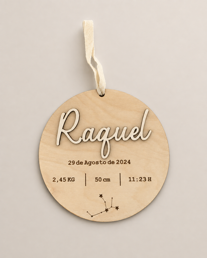Placa de nacimiento personalizada con nombre en abedul natural