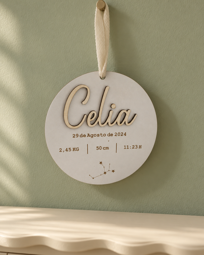 Placa de nacimiento personalizada con zodiaco en MDF blanco colgada en pared verde salvia